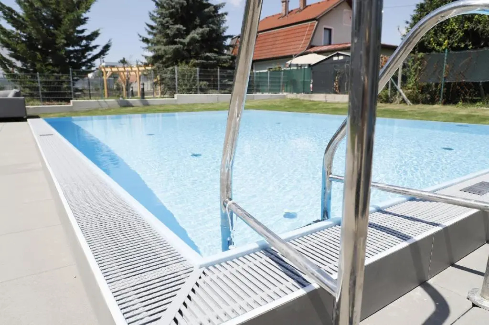 Yellow Flower Apartment with Pool - 5 min to Lake