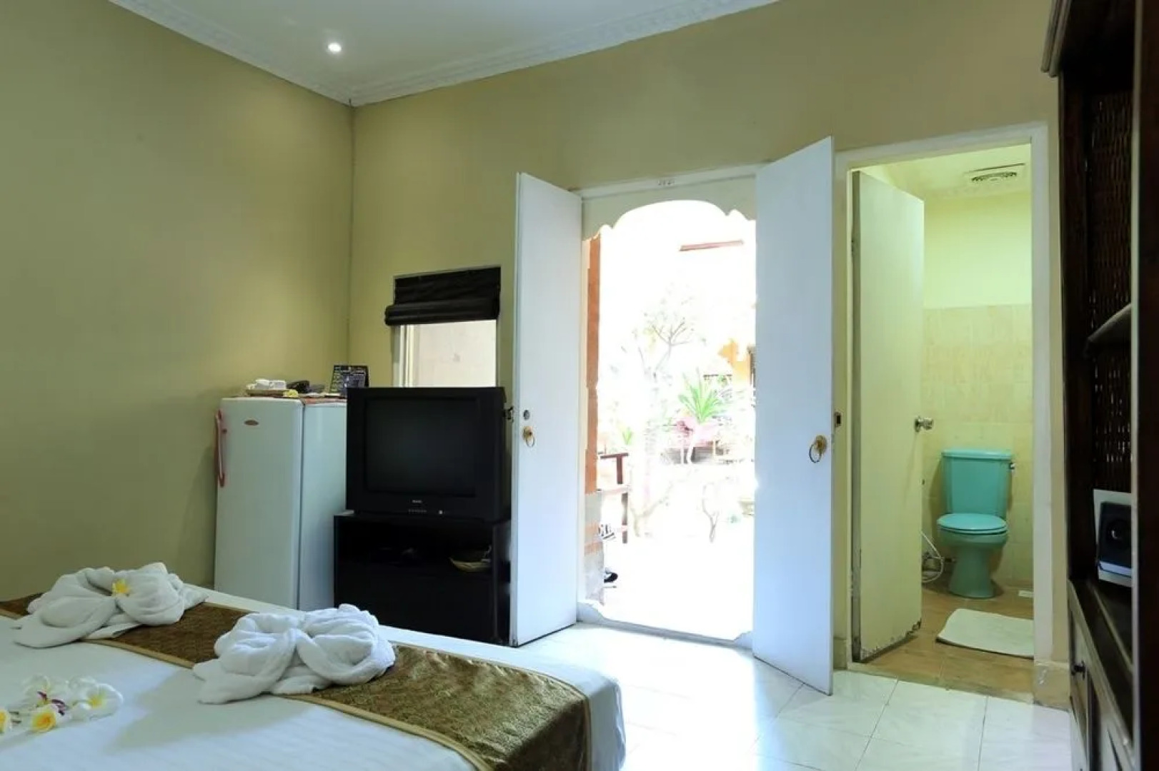 RedDoorz Near Double Six