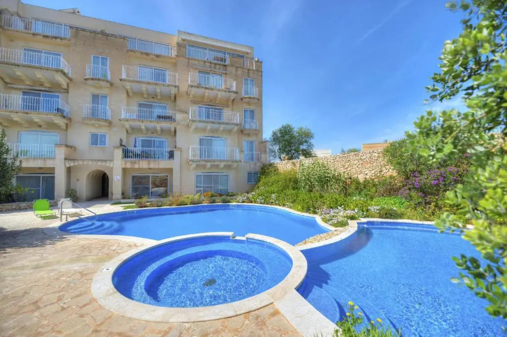 Modern and spacious 2 bedroom apartment with communal outdoor pool GZ-SMEL1-1