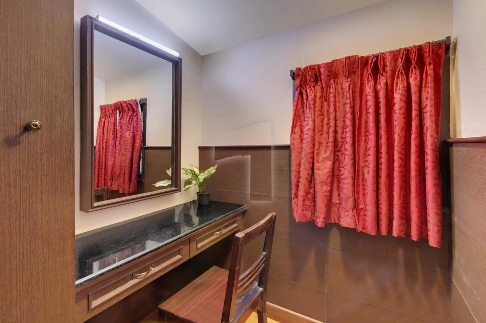 OYO Premium Golf Club Road