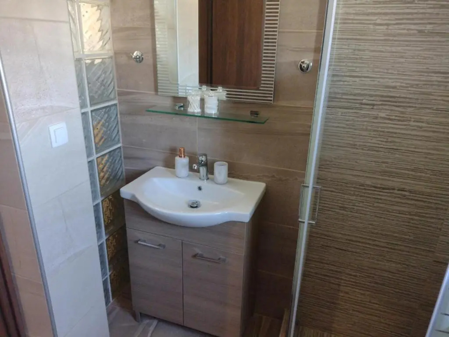 "Thea" Valis Apartments