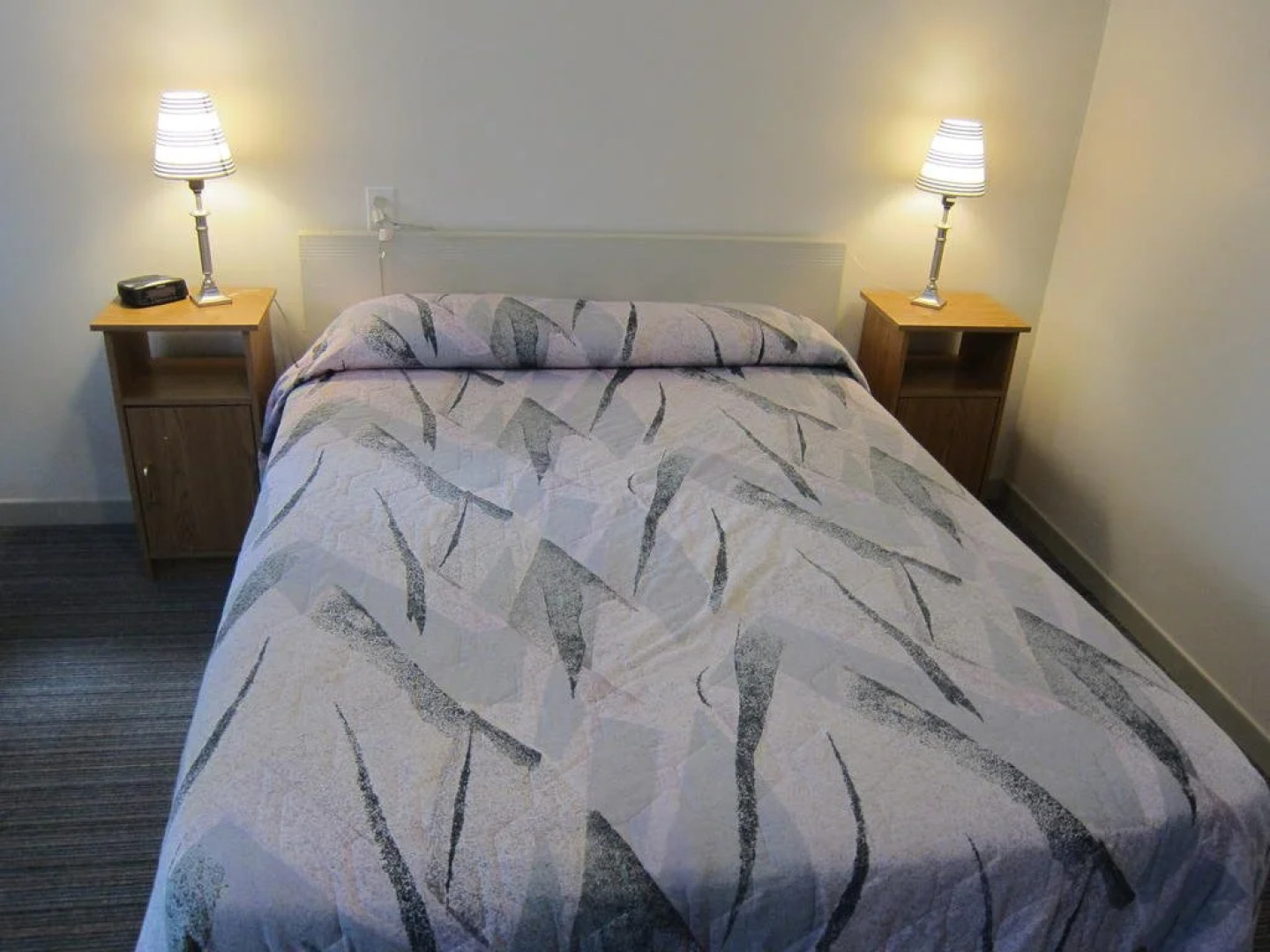 Bay Breeze Motel & Cottages