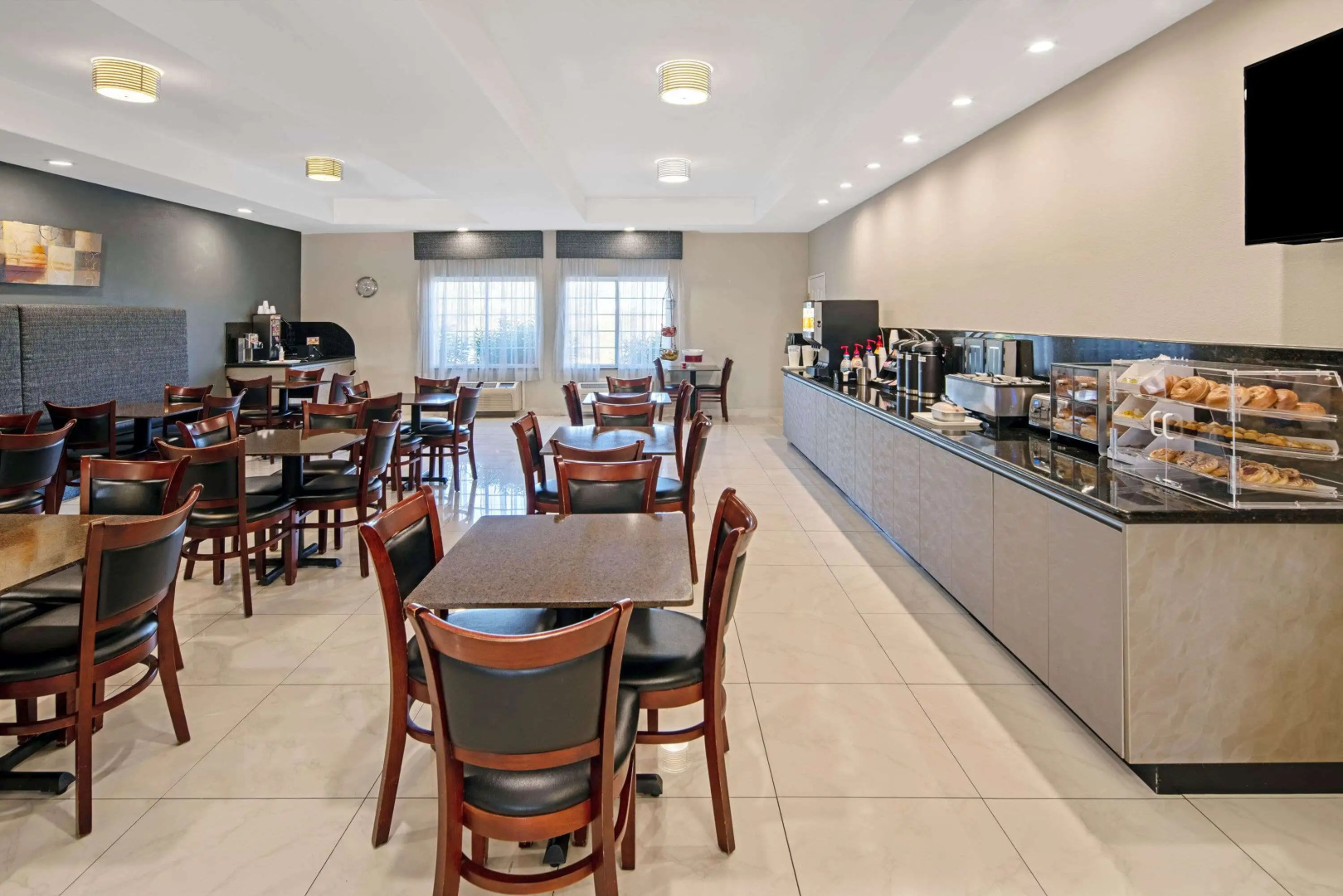 La Quinta Inn & Suites by Wyndham Mercedes Outlet Mall