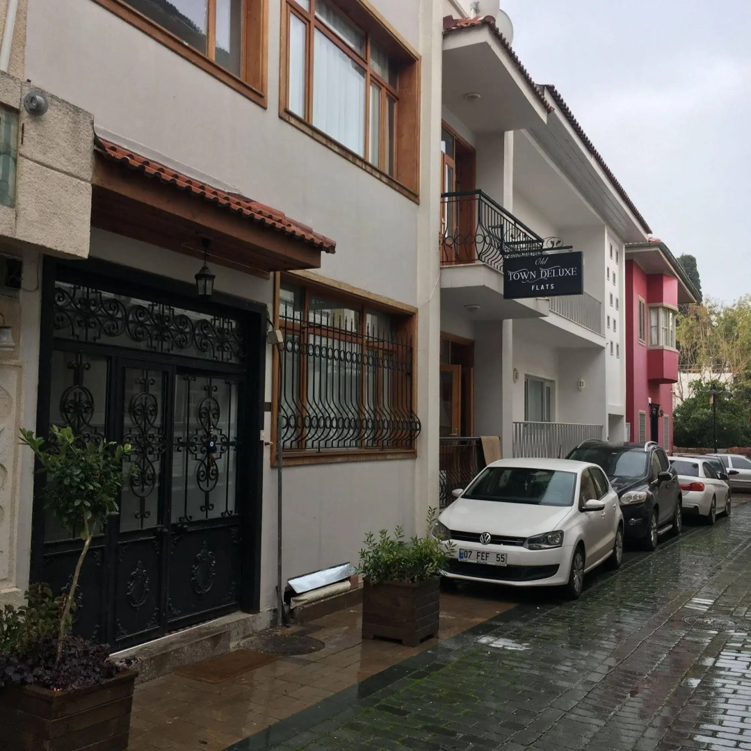 Old Town Deluxe Flats