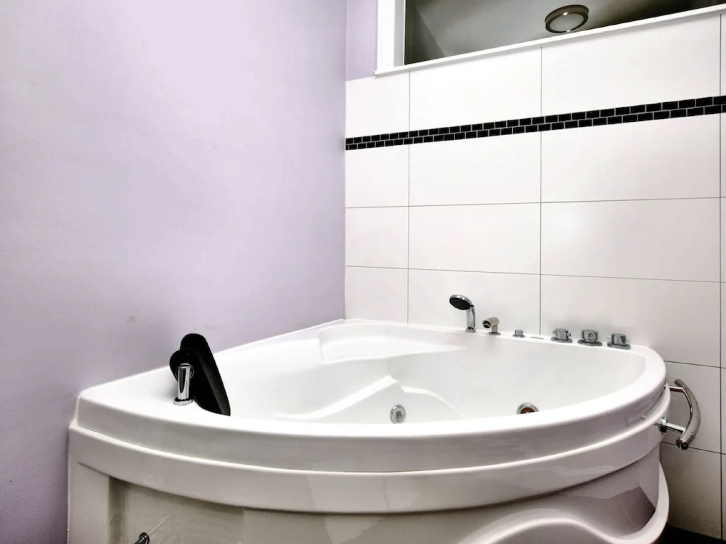 Luxurious Holiday Home in Courtil with a Jacuzzi