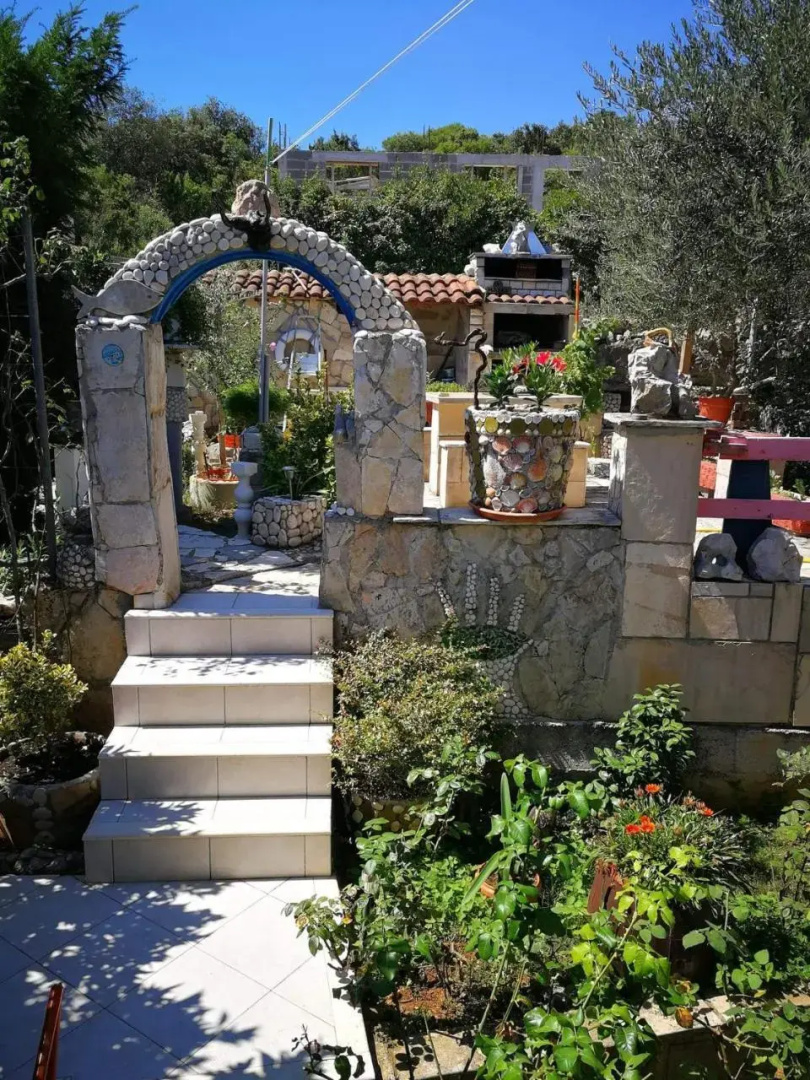 Apartments Ustavdic