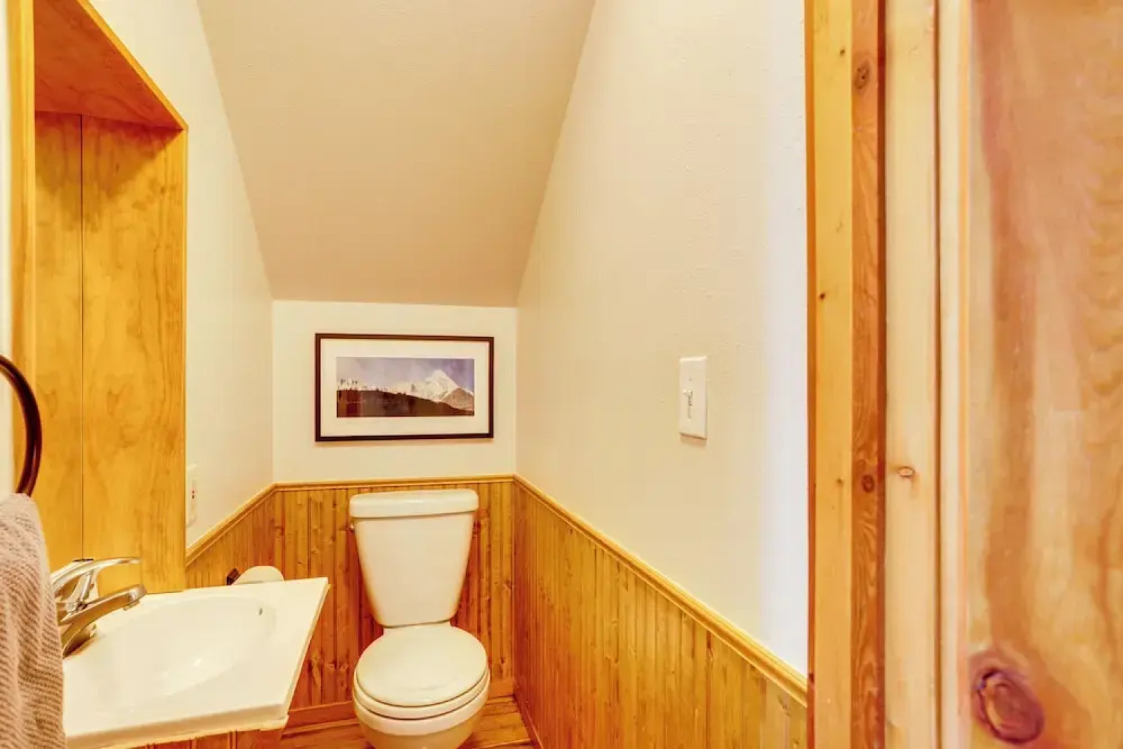 Cozy Ouray Apartment, Steps to Riverwalk Trail!