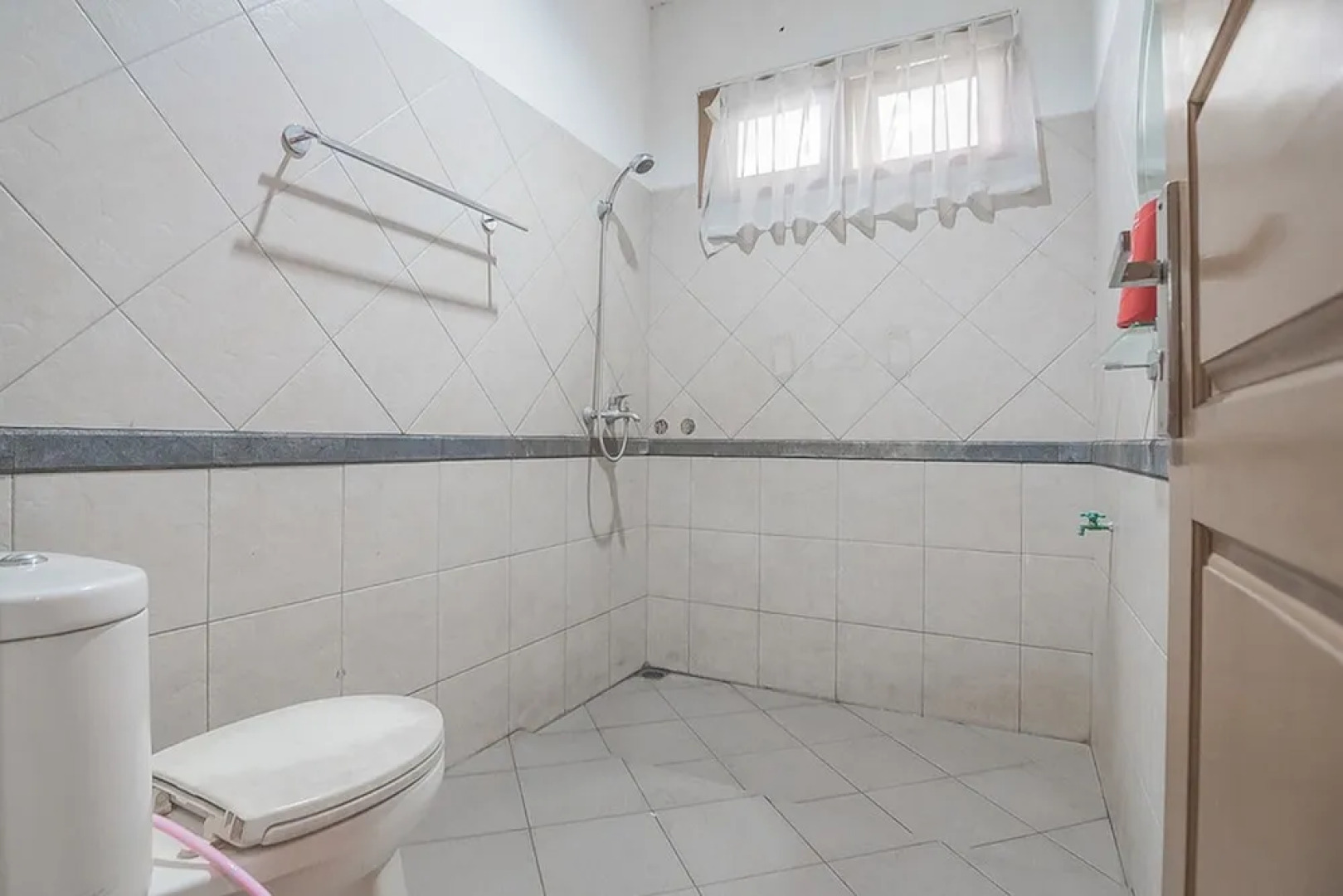 RedDoorz Plus @ Megamendung Puncak Bogor 2