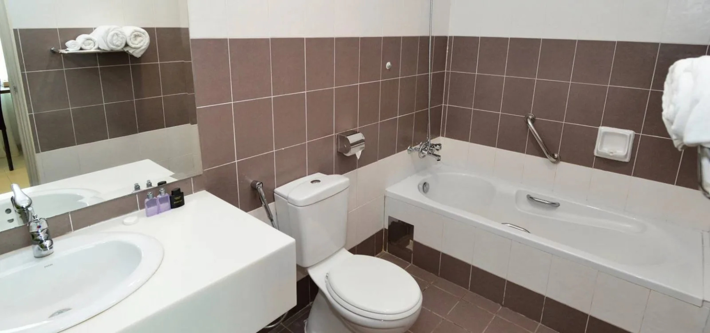 Holiday Villa Hotel & Suites