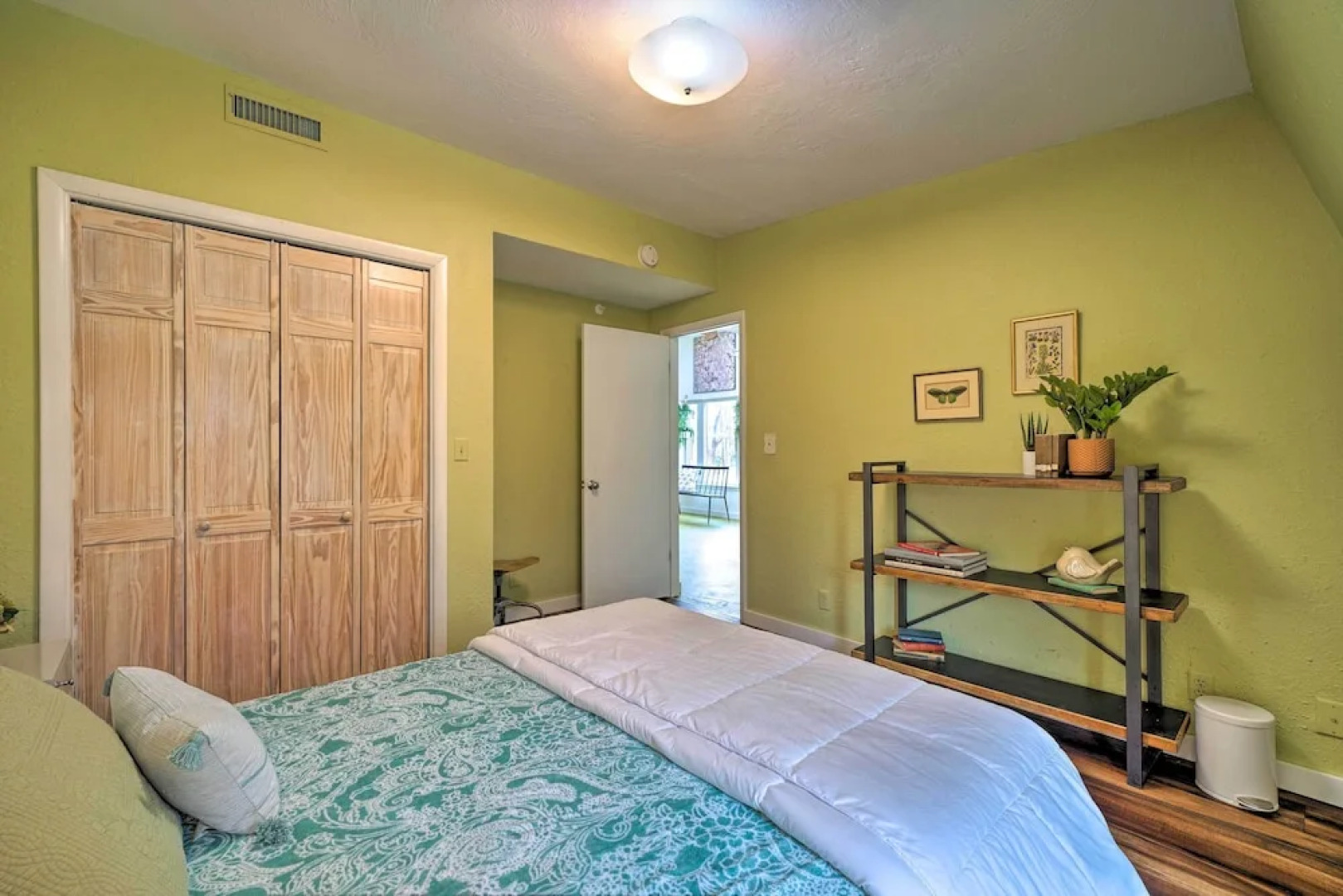 Bohemian Home w/ Screened Porch, 3 Mi to Lake!