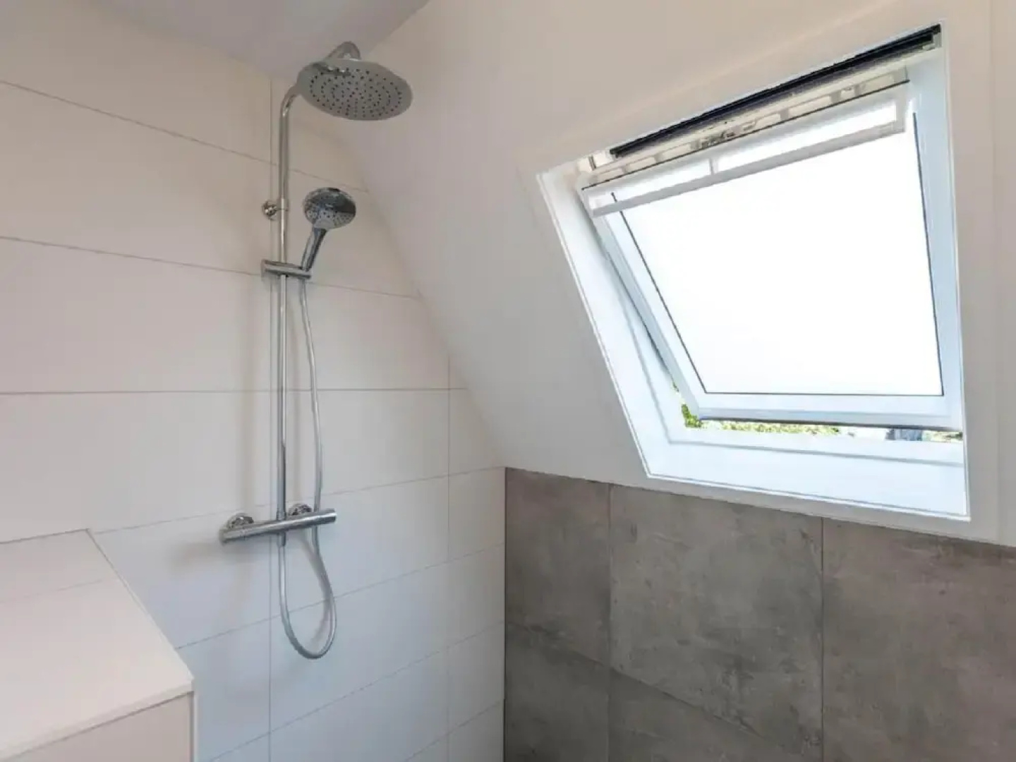 Carefully Furnished House with Bath near Mookerplas