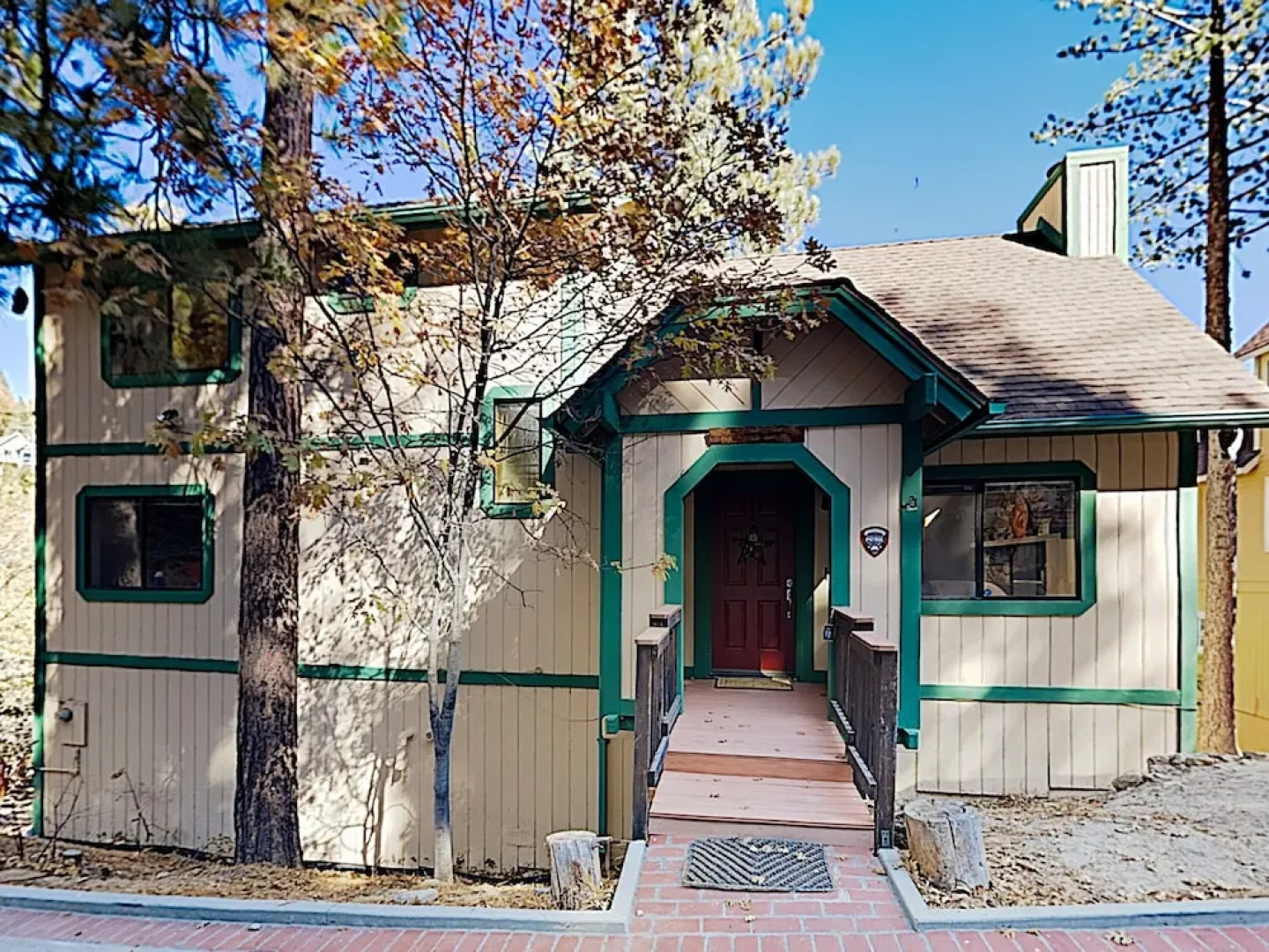 New Listing! Wooded , Decks & Sledding Hill 4 Bedroom Home