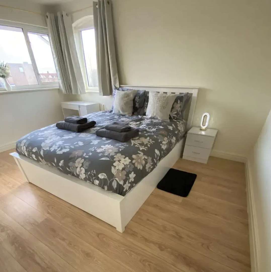 3 Bed House - Sleeps 6 - Garden - Parking - Wifi