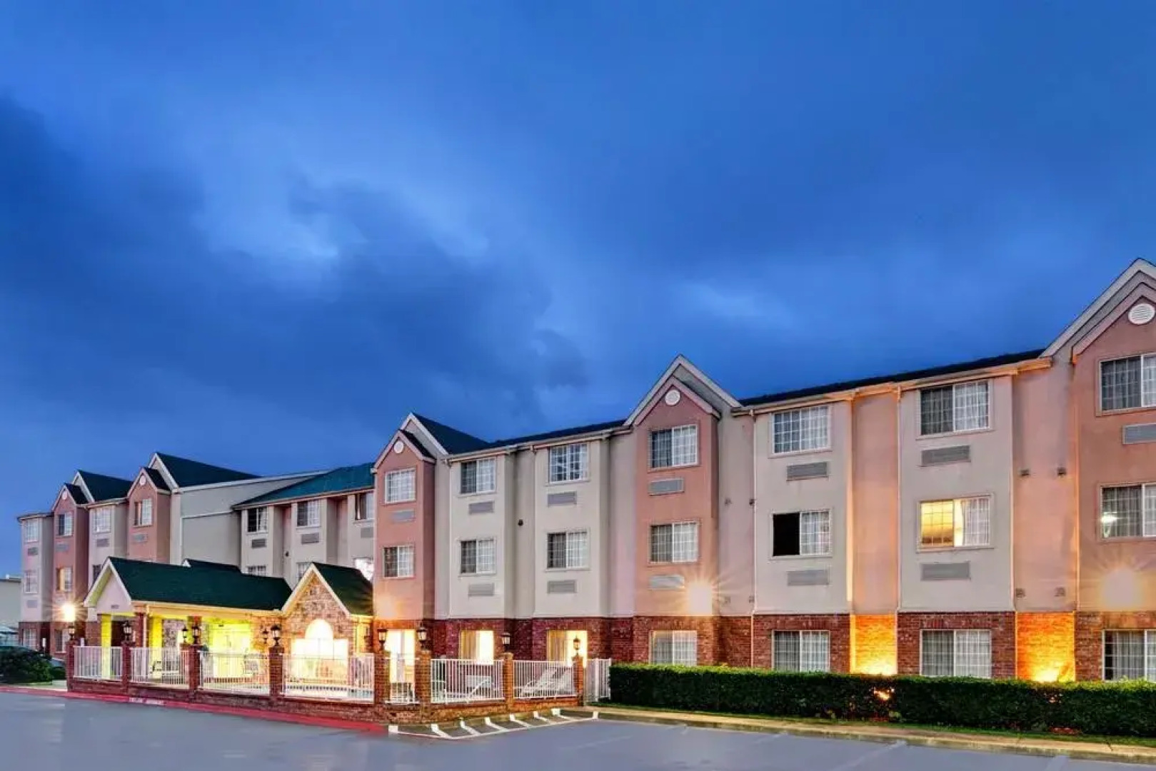 Days Inn & Suites Plano Medical Center/Dallas