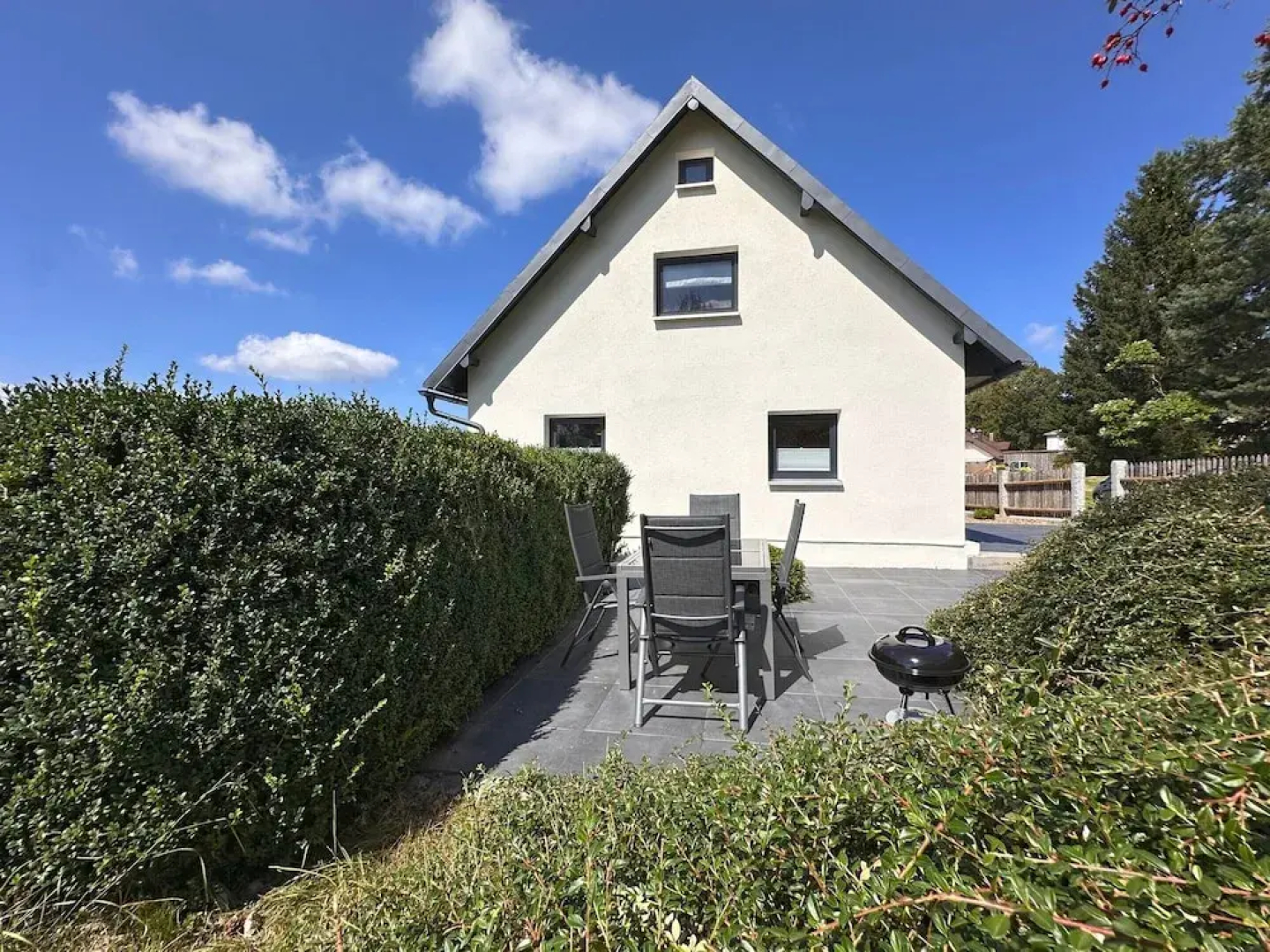 Freistehendes Haus mit Ofen, Terrasse und Garten
