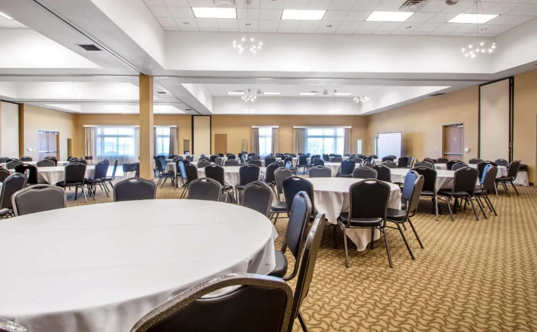 Comfort Suites Johnson Creek Conference Center