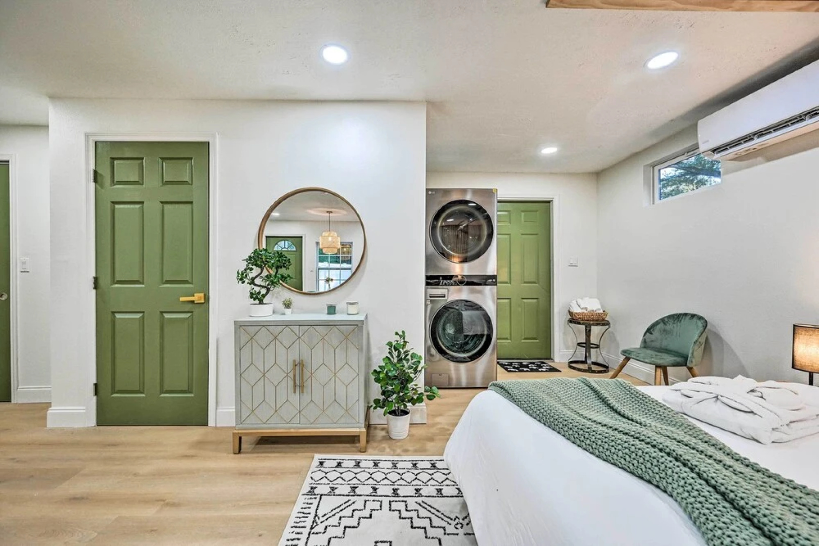 Cozy Brandon Guest Studio w/ Pool & Hot Tub!