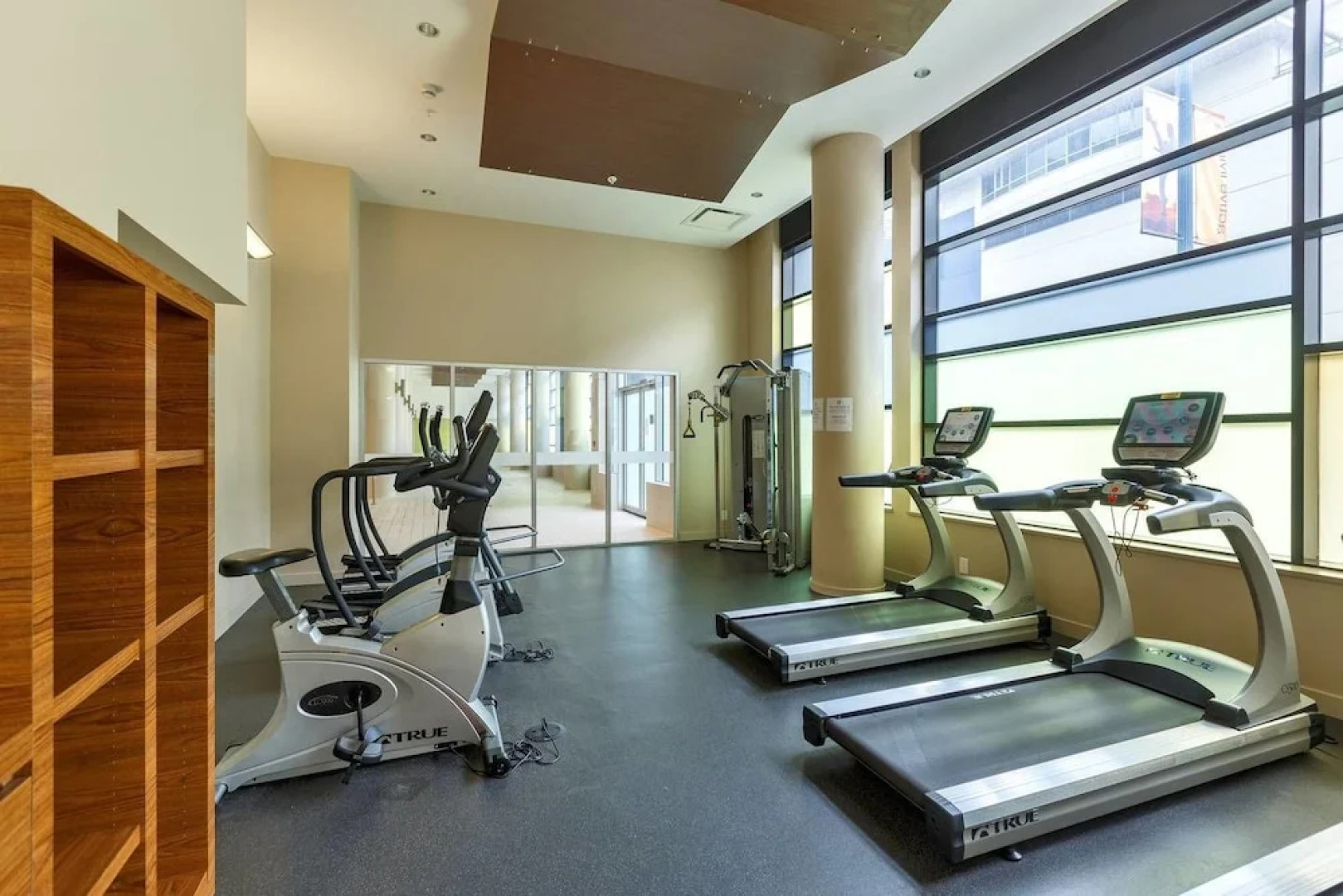 Convenient 2bdr 2BA Richmond Centre Condominium