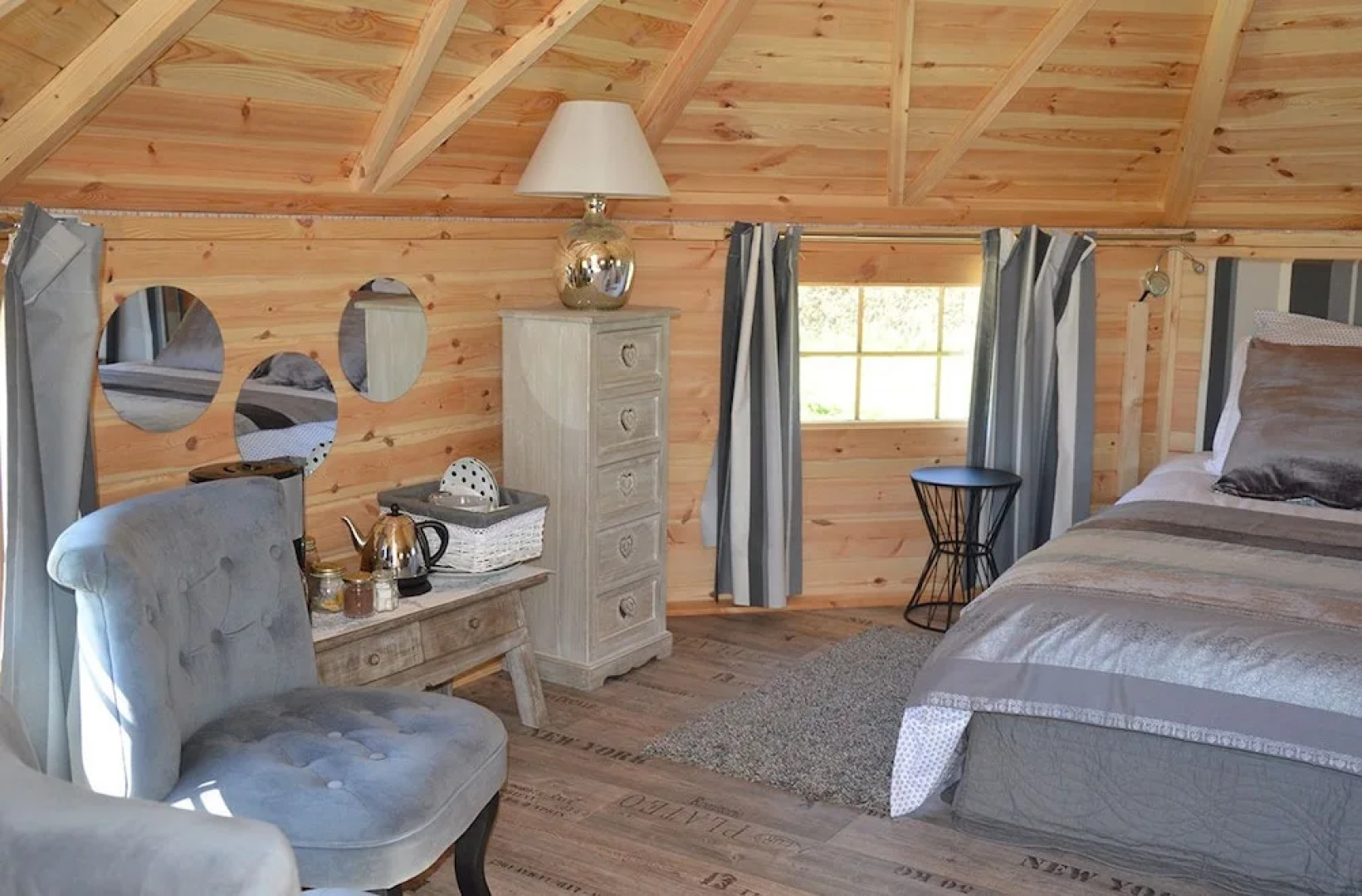 Hébergements Insolites La Charrette Bleue