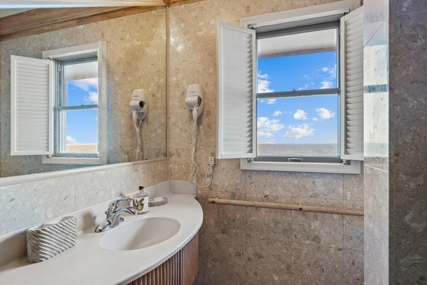 The Green Flash 4 Bedroom Home by RedAwning