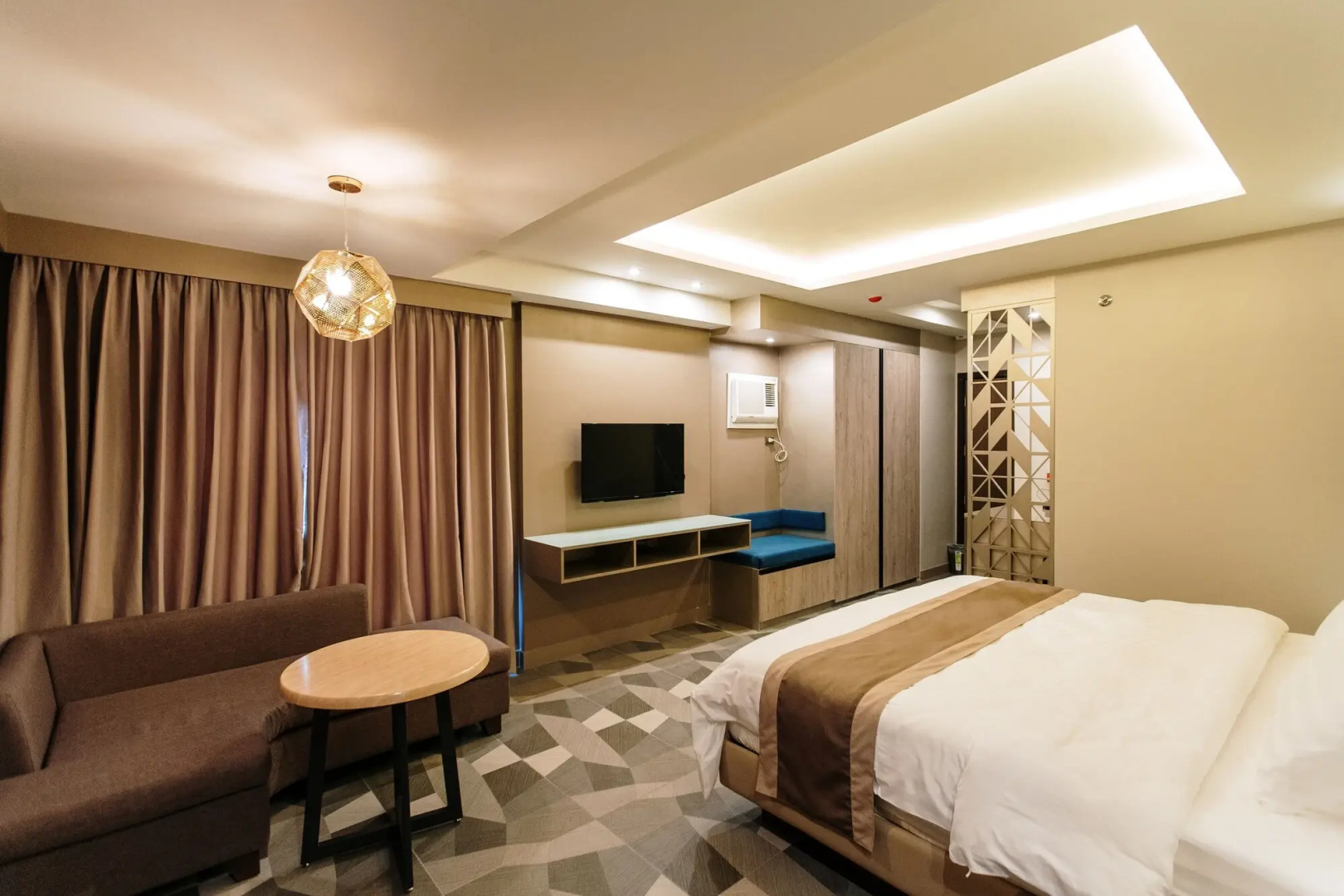 Zuri Hotel
