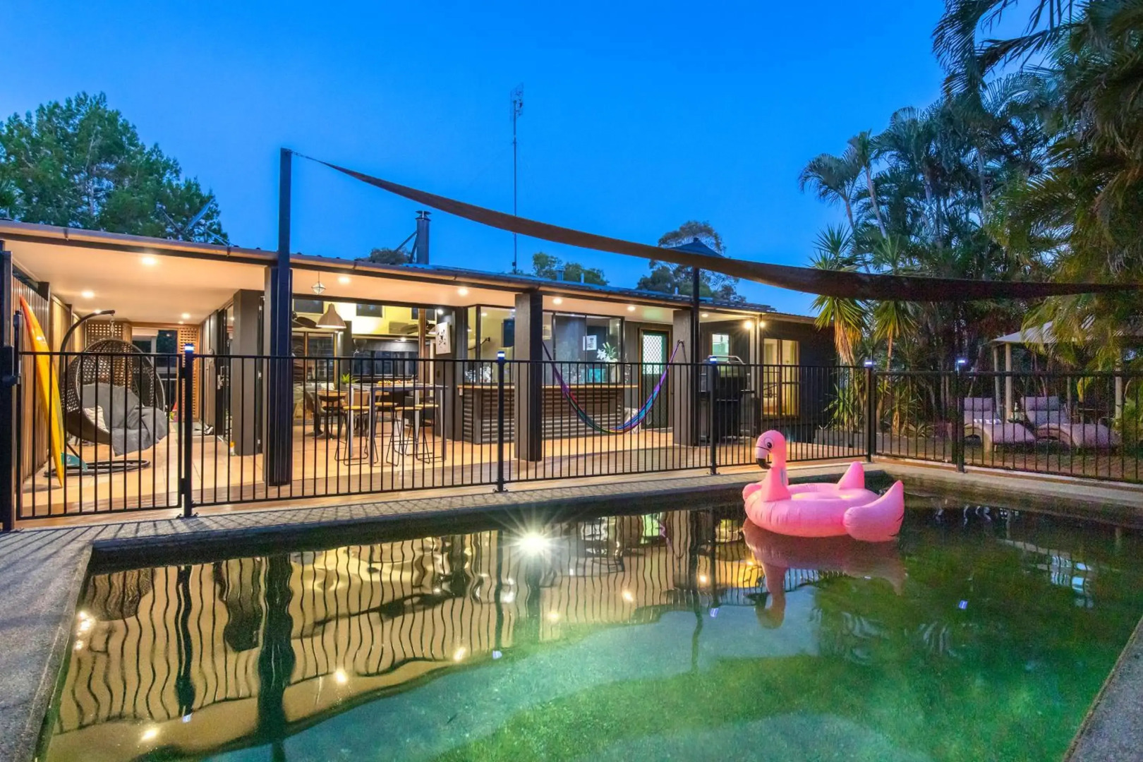 Cool Noosa Home. Central location. A/C. Gym. WIFI. Netflix