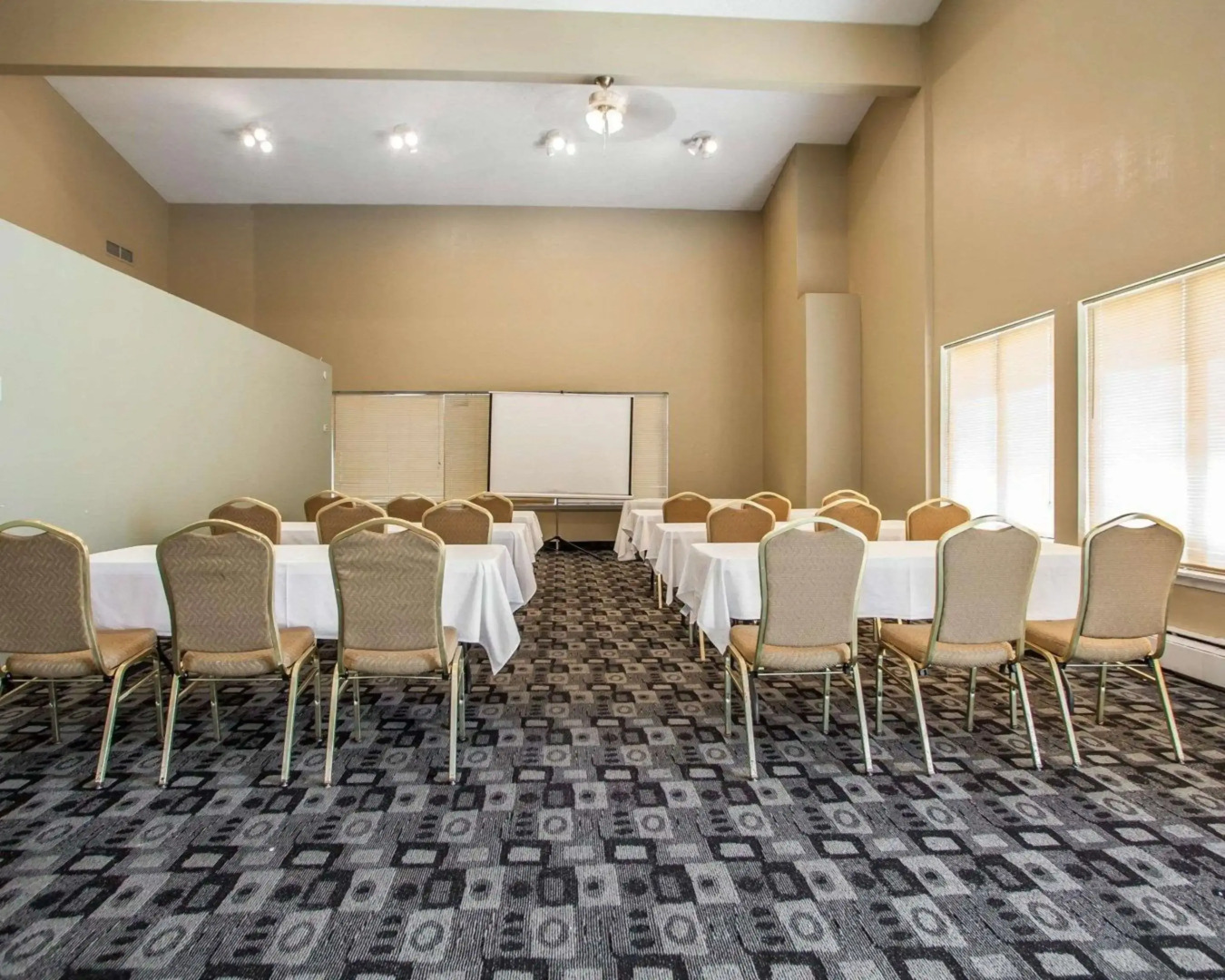 Rodeway Inn & Suites Milwaukee Airport