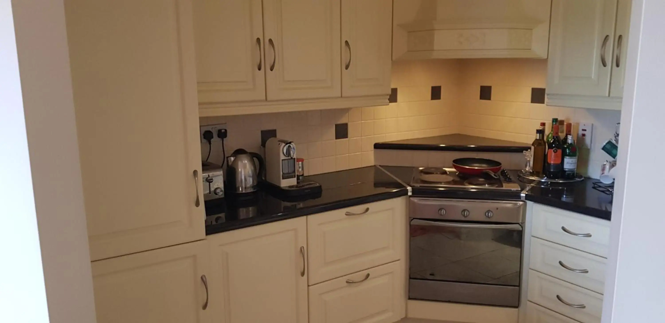 Beautiful 3 Bed Apartment with Balcony Sea View