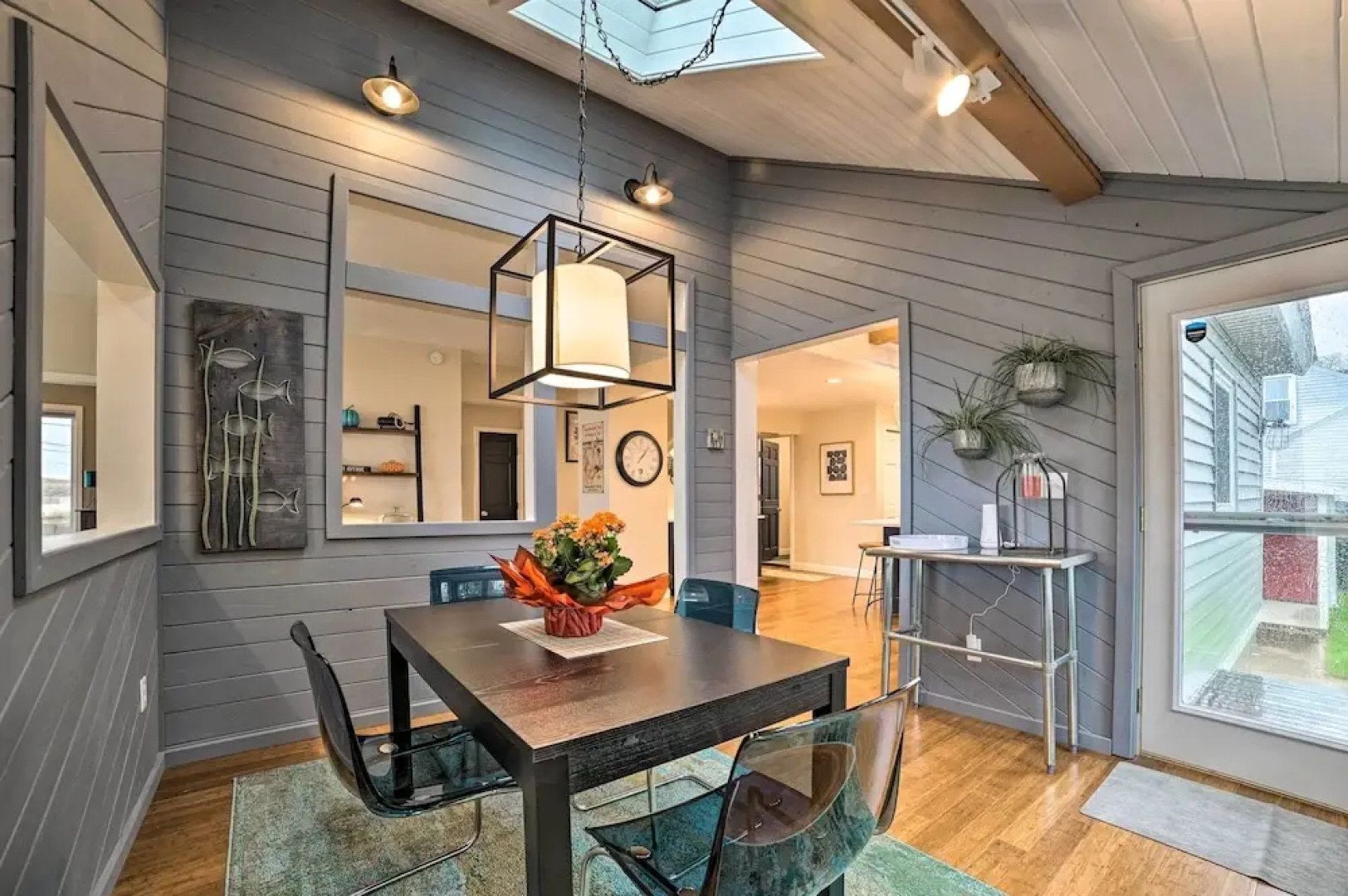Chic Manistee Cottage: Steps to Lake Michigan!