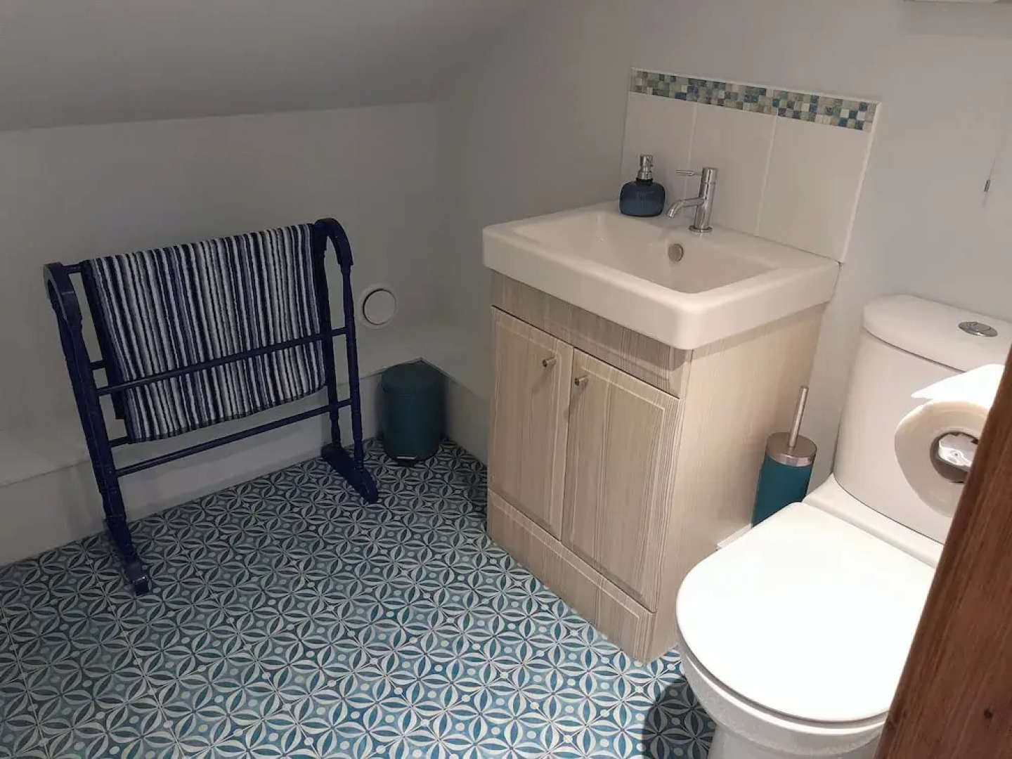 Canal-side 5-bed Cottage - Sleeps 10, Pet Friendly