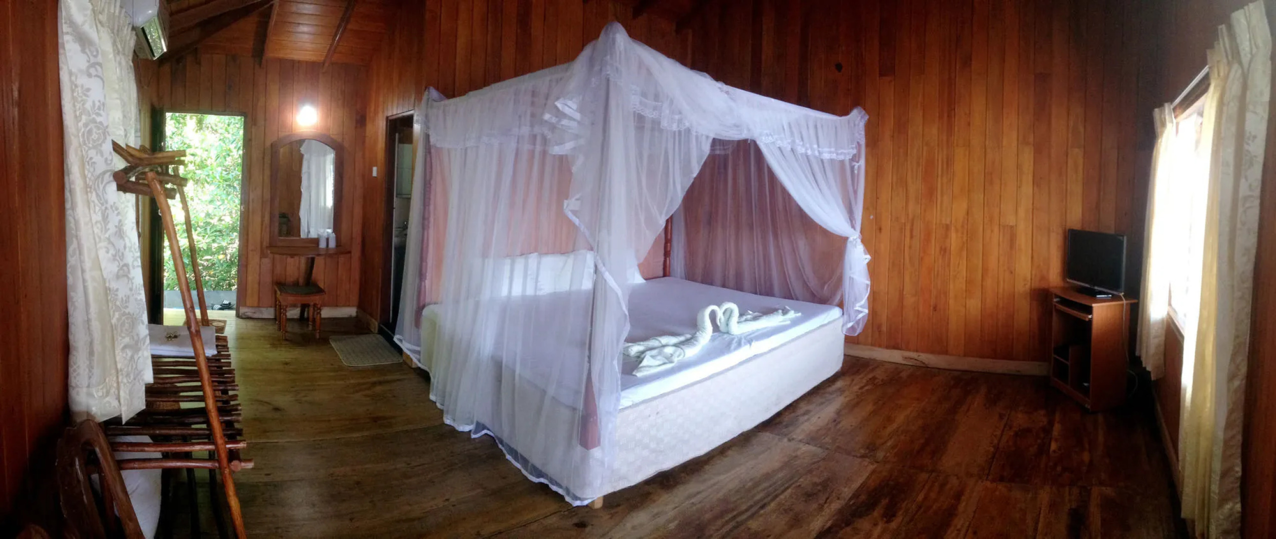 Shiny Lakeside Resort