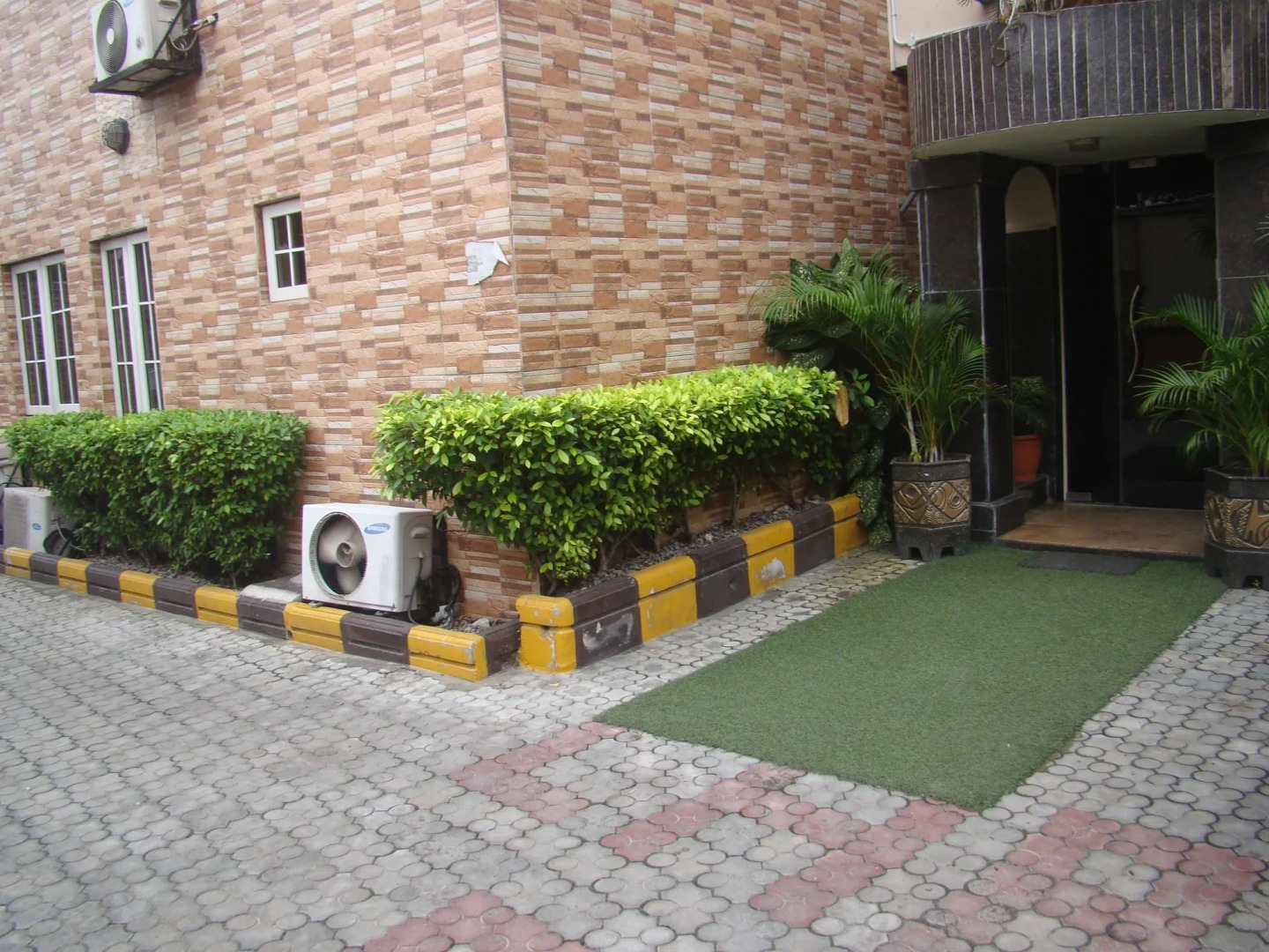 Charlie's Place And Suite