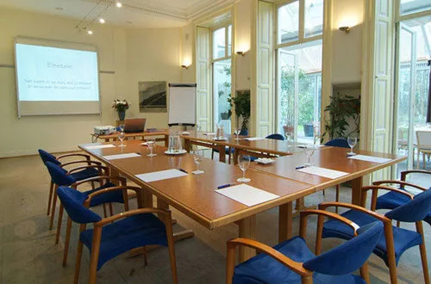 Green White Hotel Restaurant