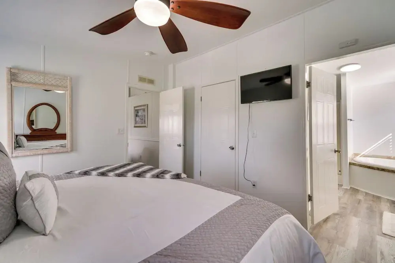 Sunny Fort Myers Home w/ Screened-in Porch & Grill