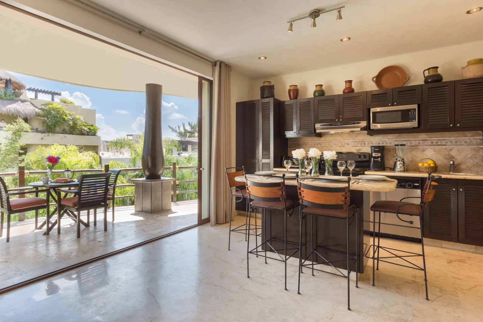 El Taj Oceanfront & Beachside Condo Hotel