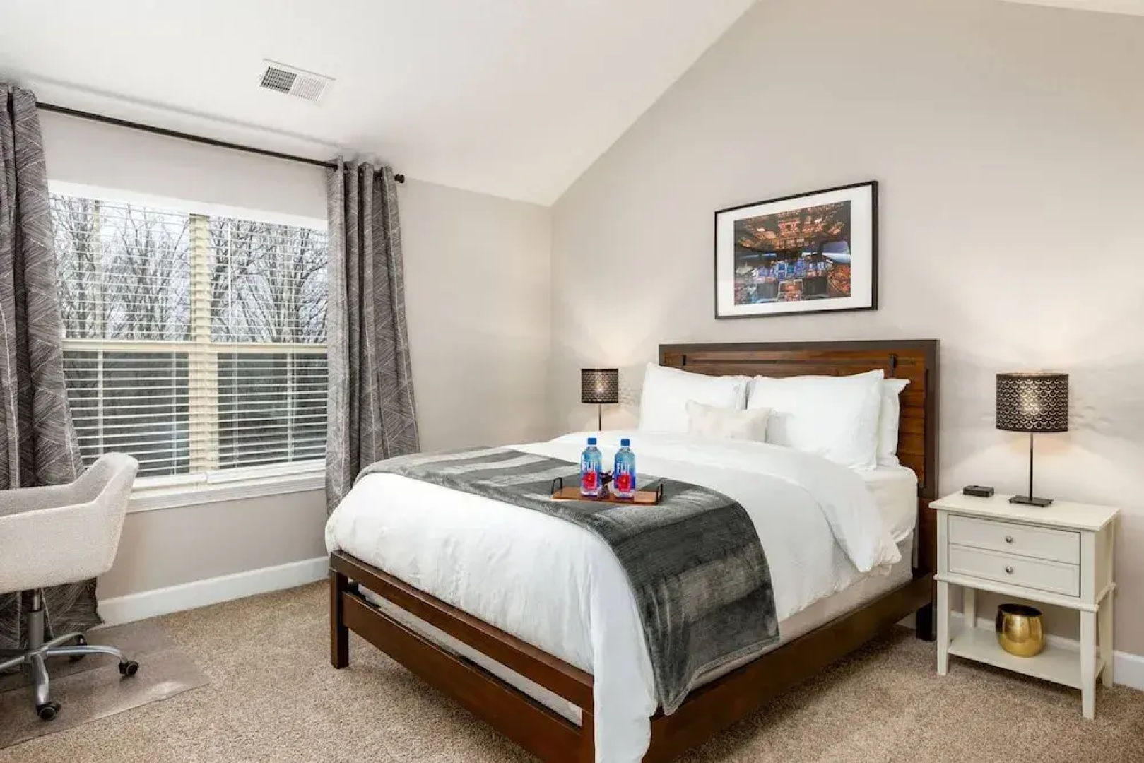 Woodland Penthouse 2BR W D Pool Gym Walkable