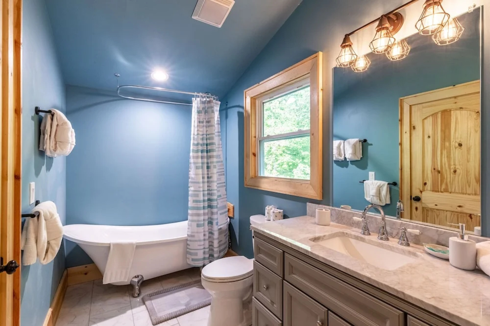 Stunning 2BR Cabin with Mountain Views