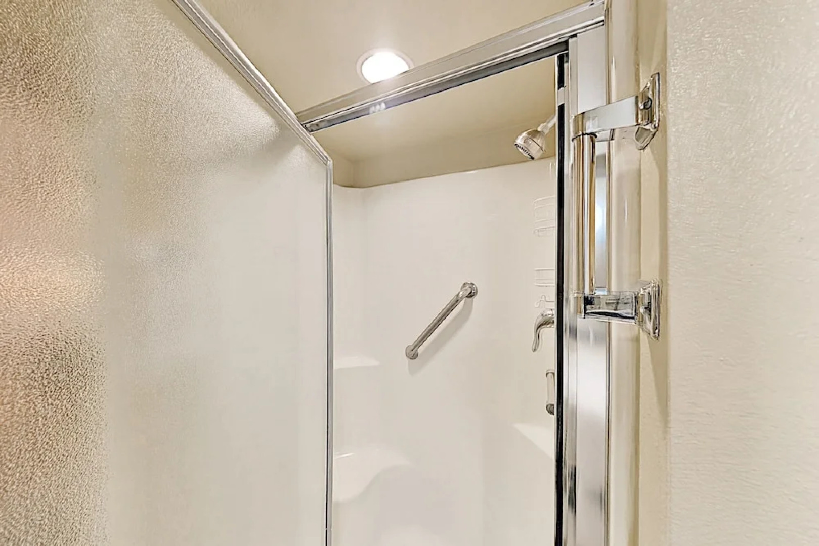 Canal-front Corner W/ Pools - Near The Beach! 1 Bedroom Condo