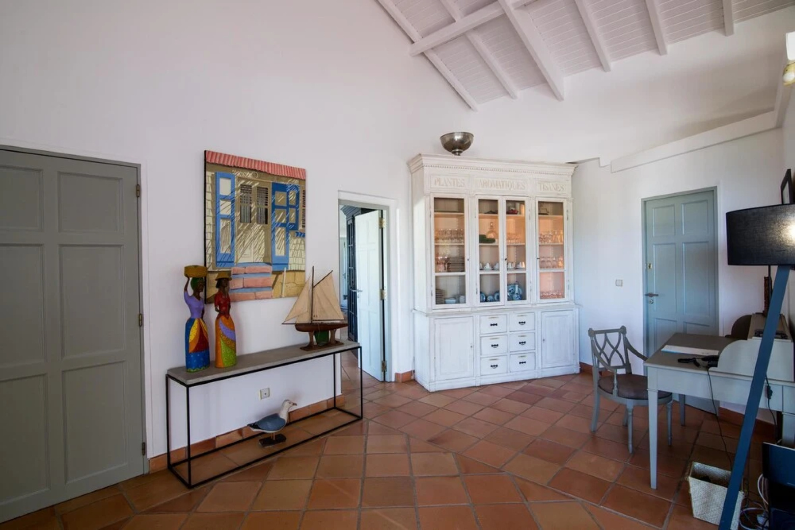 Stunning Ocean Views, Large Heated Pool, Walk to the Beach, AC, Free Wifi