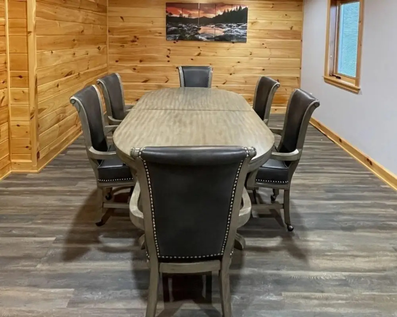 Nature lovers dream! Steps from fishing plus 140 acres of hiking! 4 Bedroom Home by RedAwning