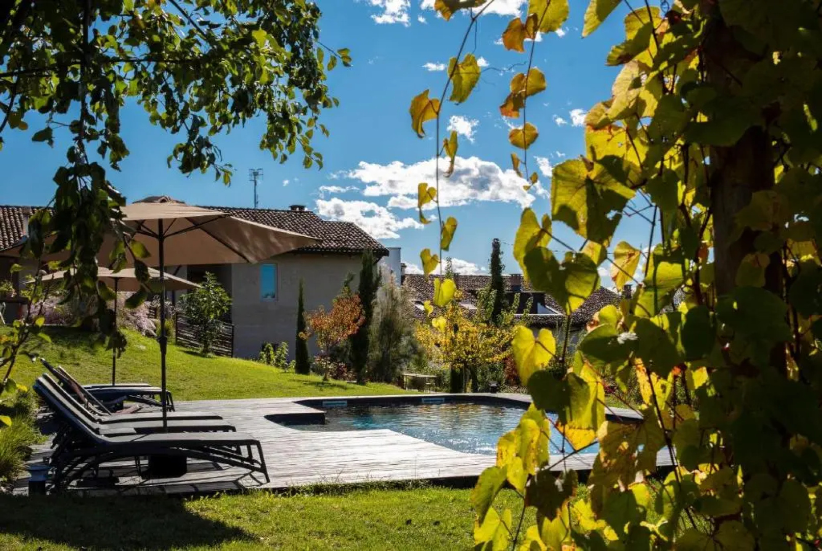 ROSTAGNI 1834 apt in villa with pool in the Barolo region