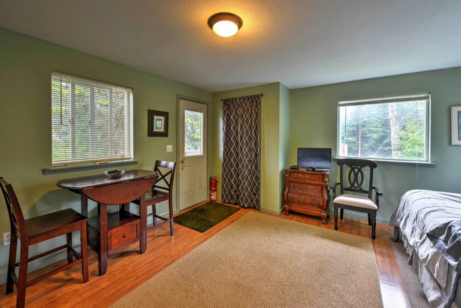 Seward Studio w/ Deck, Outdoor Dining & Mtn Views!