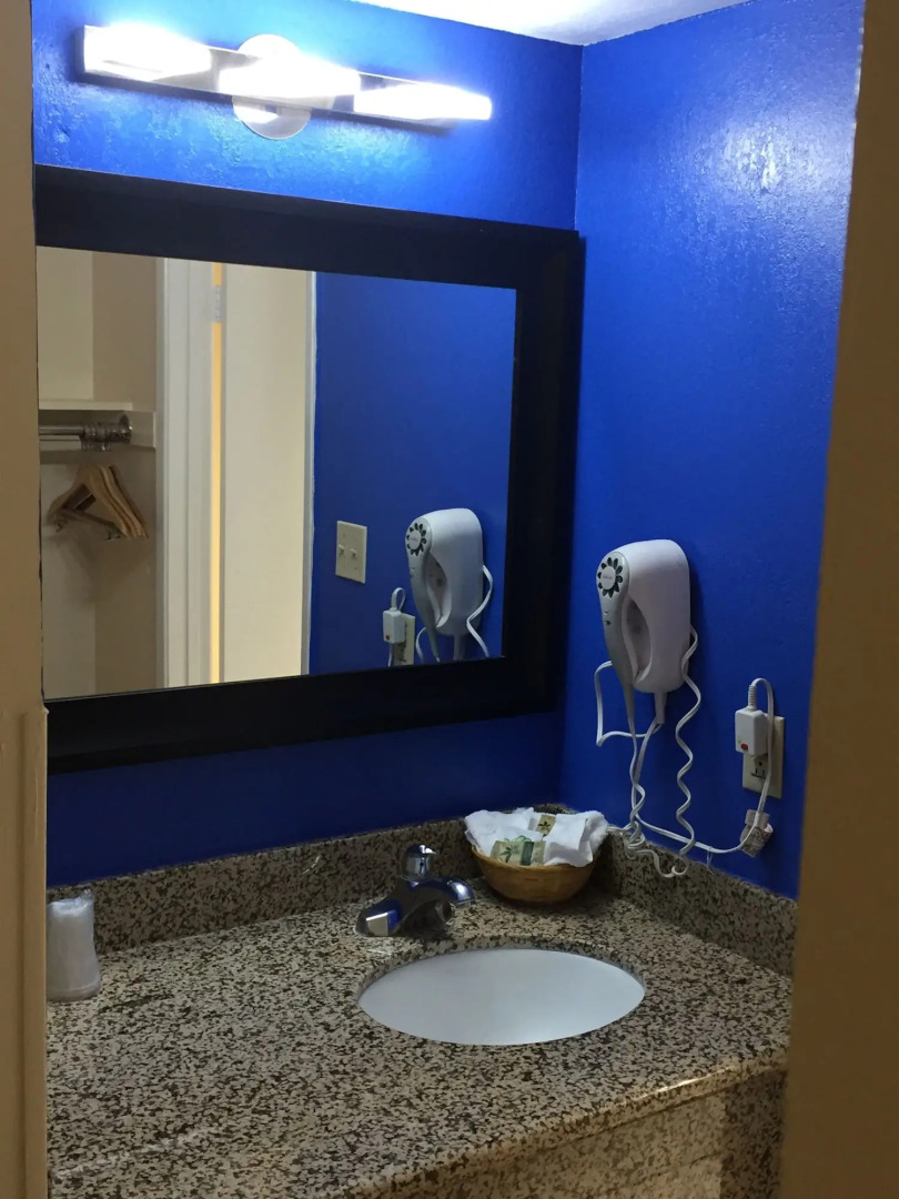 California Inn and Suites Bakersfield