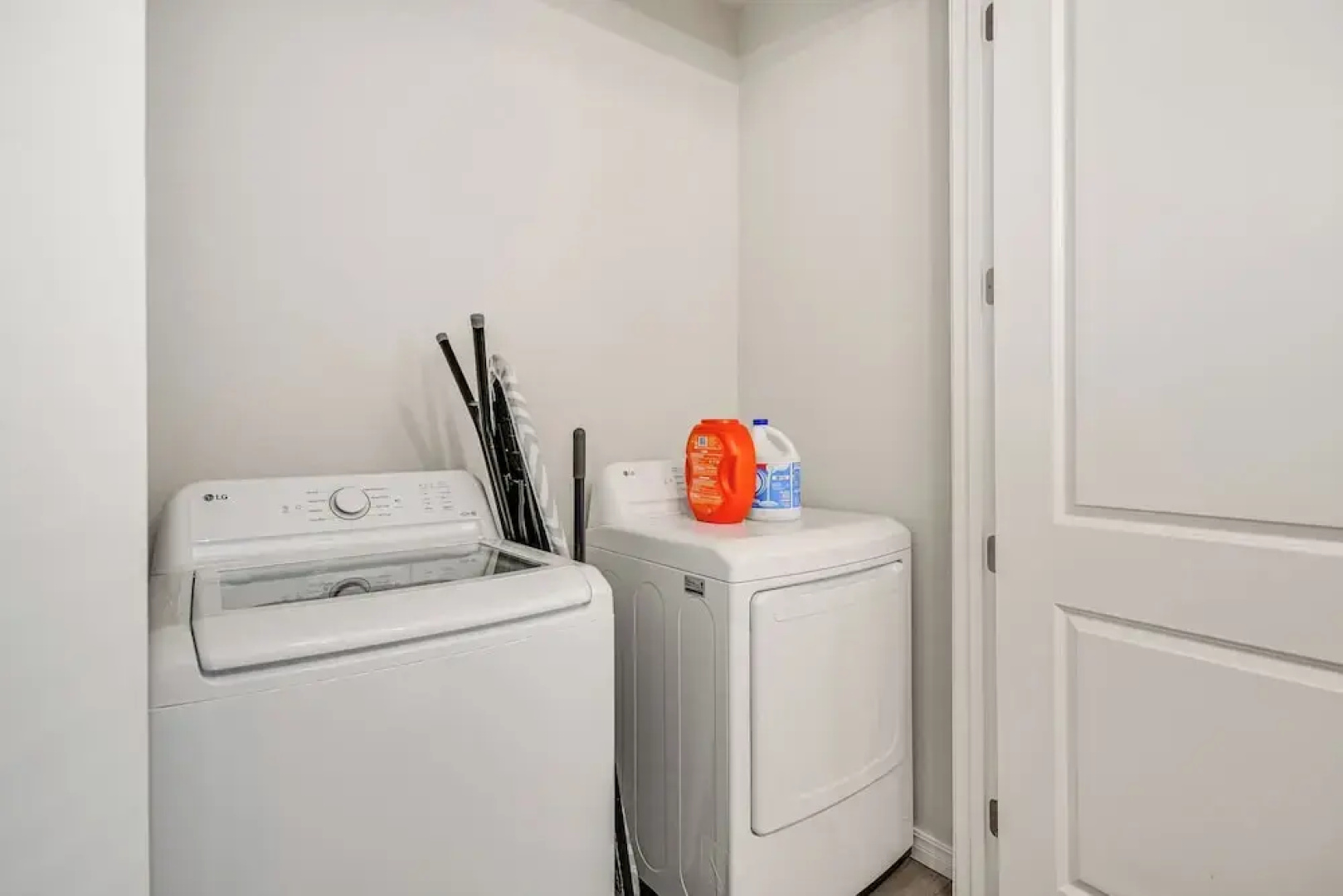Pets Welcome: Newly Built Abode In Canyon!