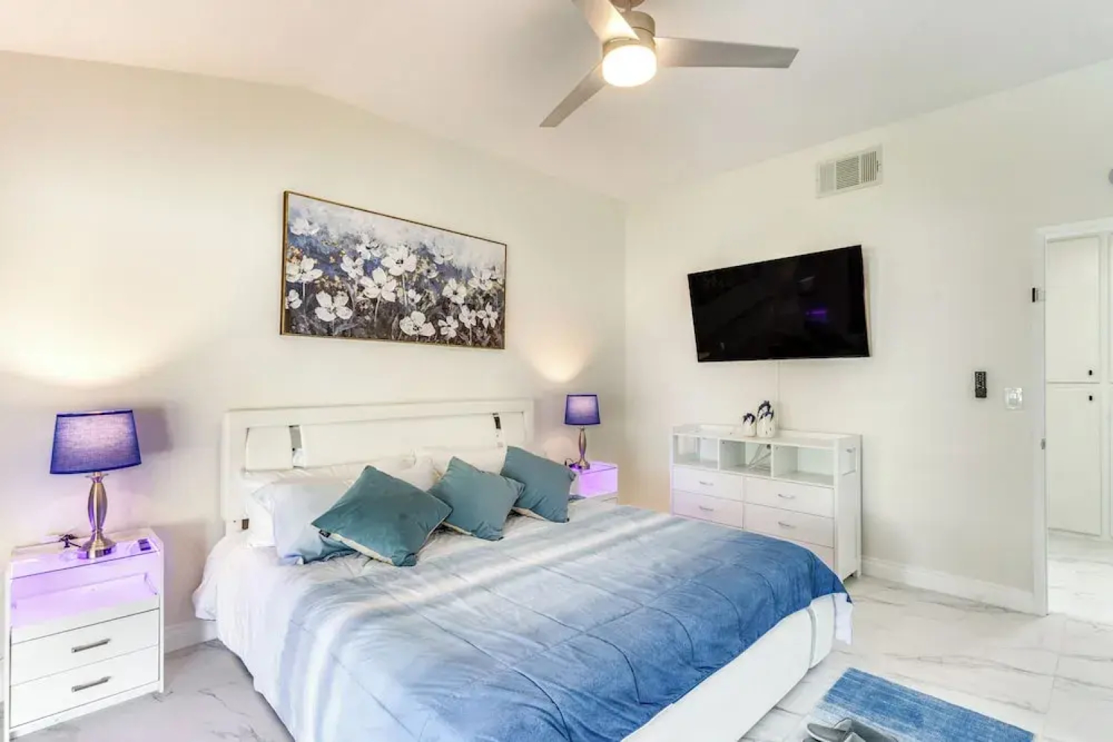Game Room, Hot Tub & Mtn Views: Palm Springs Gem