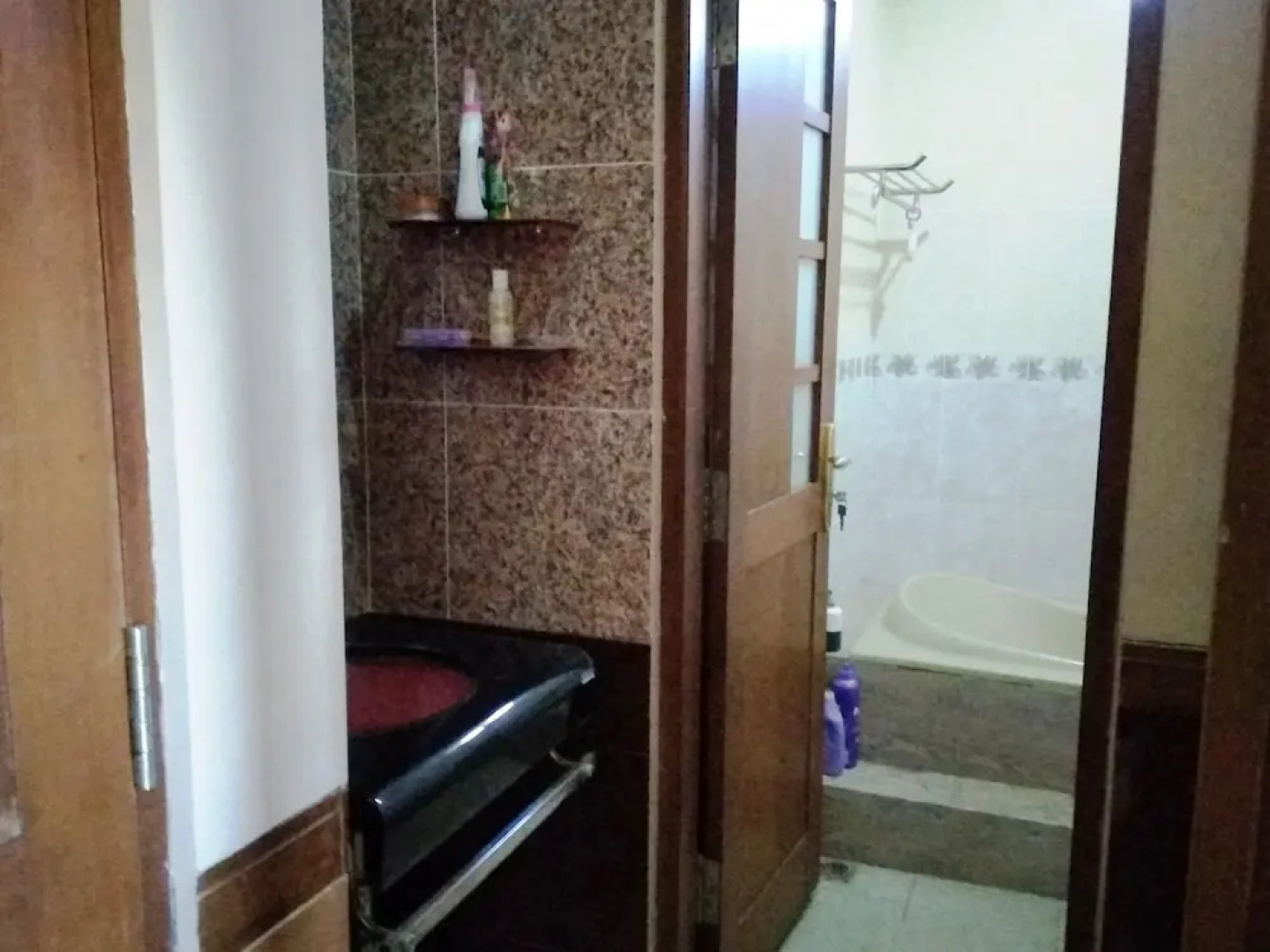 A Very Nice Cozy Family Home With 2 Floors, Fully Furnished.