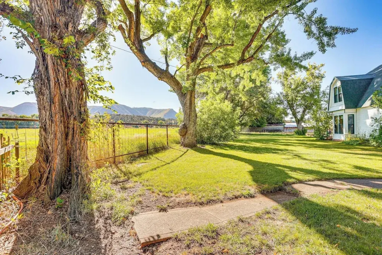 Patio & Mountain Views: Farmhouse in Mancos!