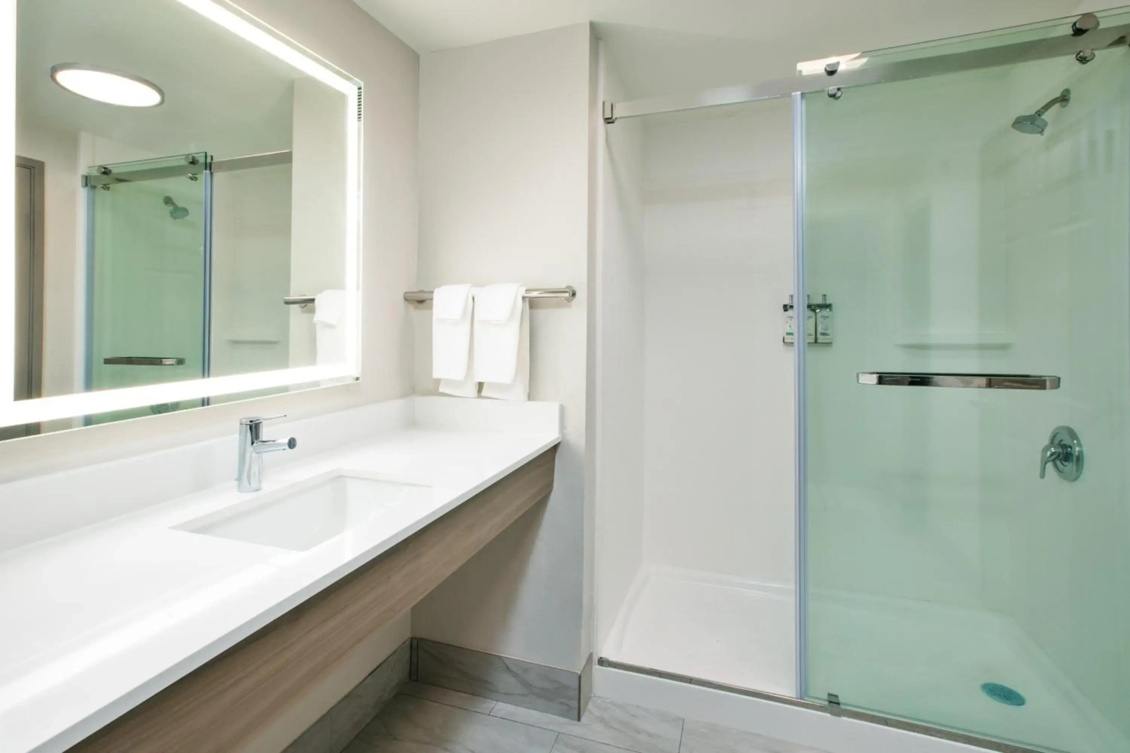 Holiday Inn Express & Suites Milwaukee Nw Park Place by IHG