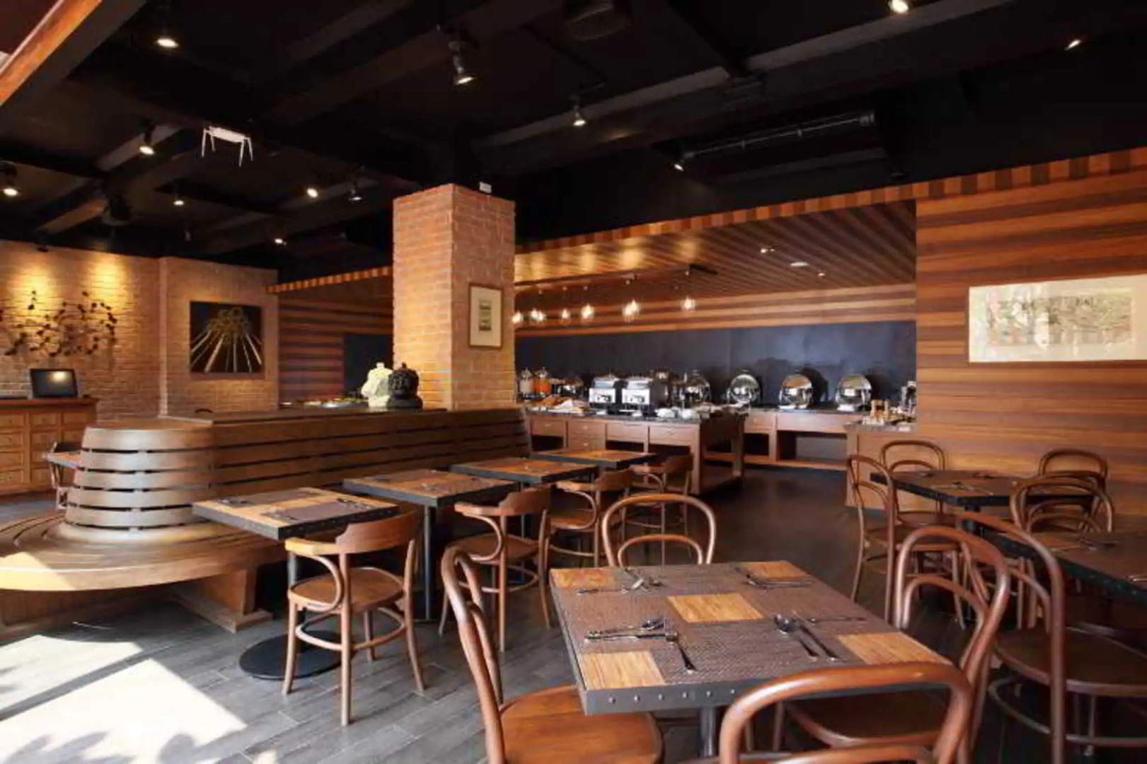 Rambuttri Village Inn & Plaza