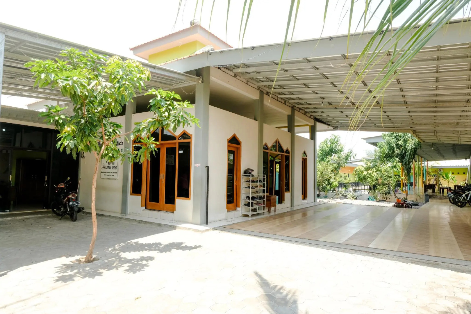 Hotel O Ilyasa Family